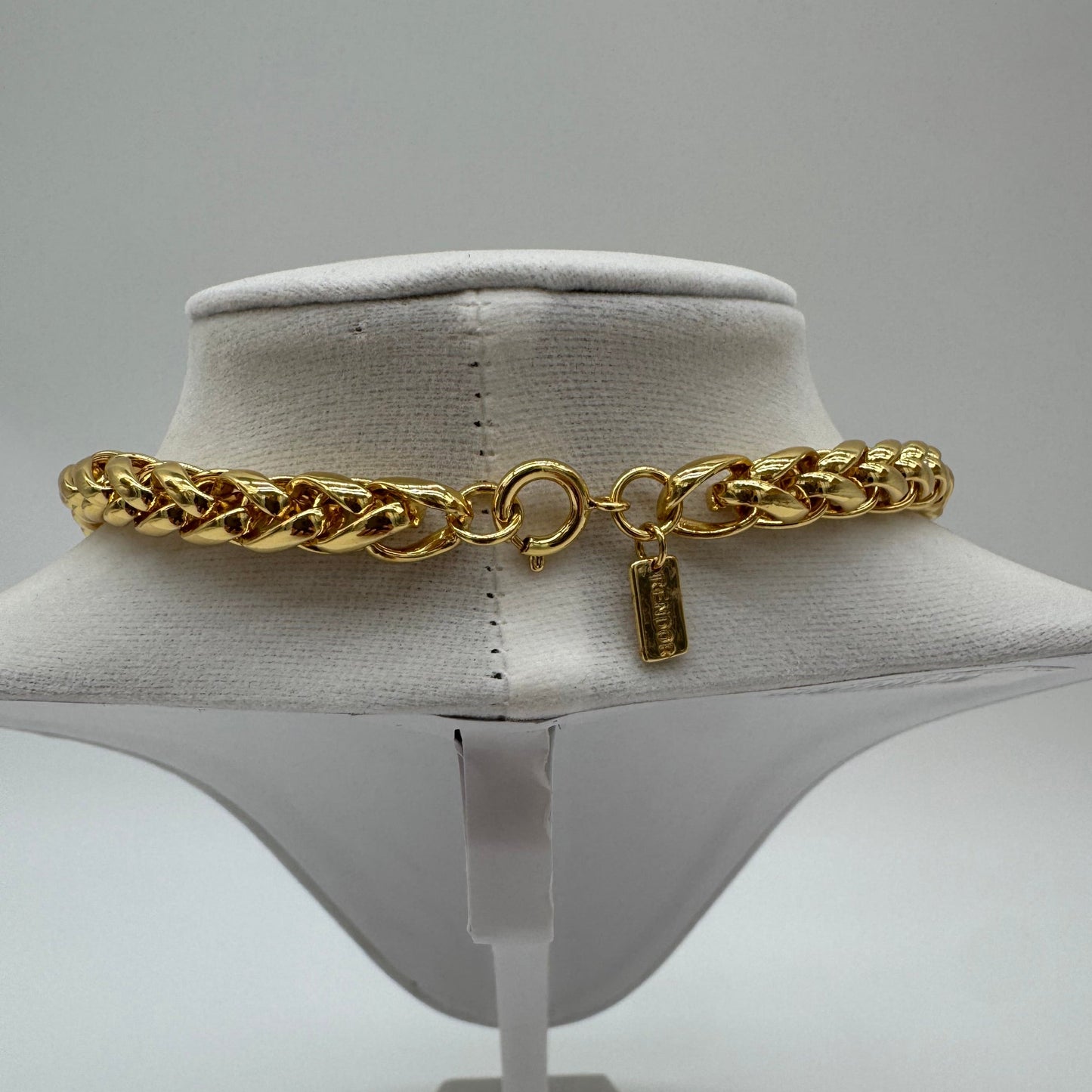 Pre - owned Rendor gold necklace w/pearl detail - Isshooz