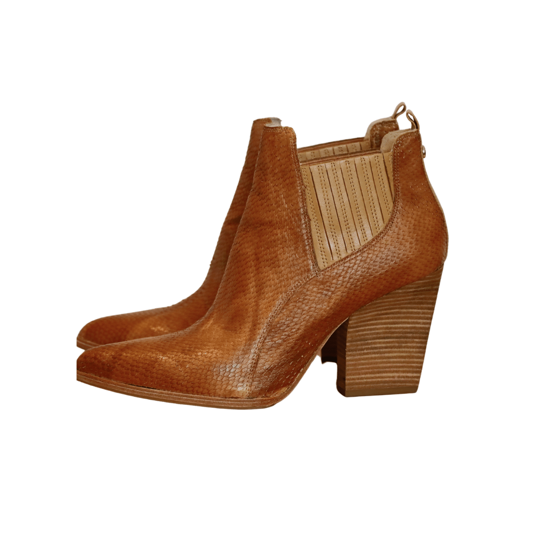 Donald Pliner Bootie - Isshooz