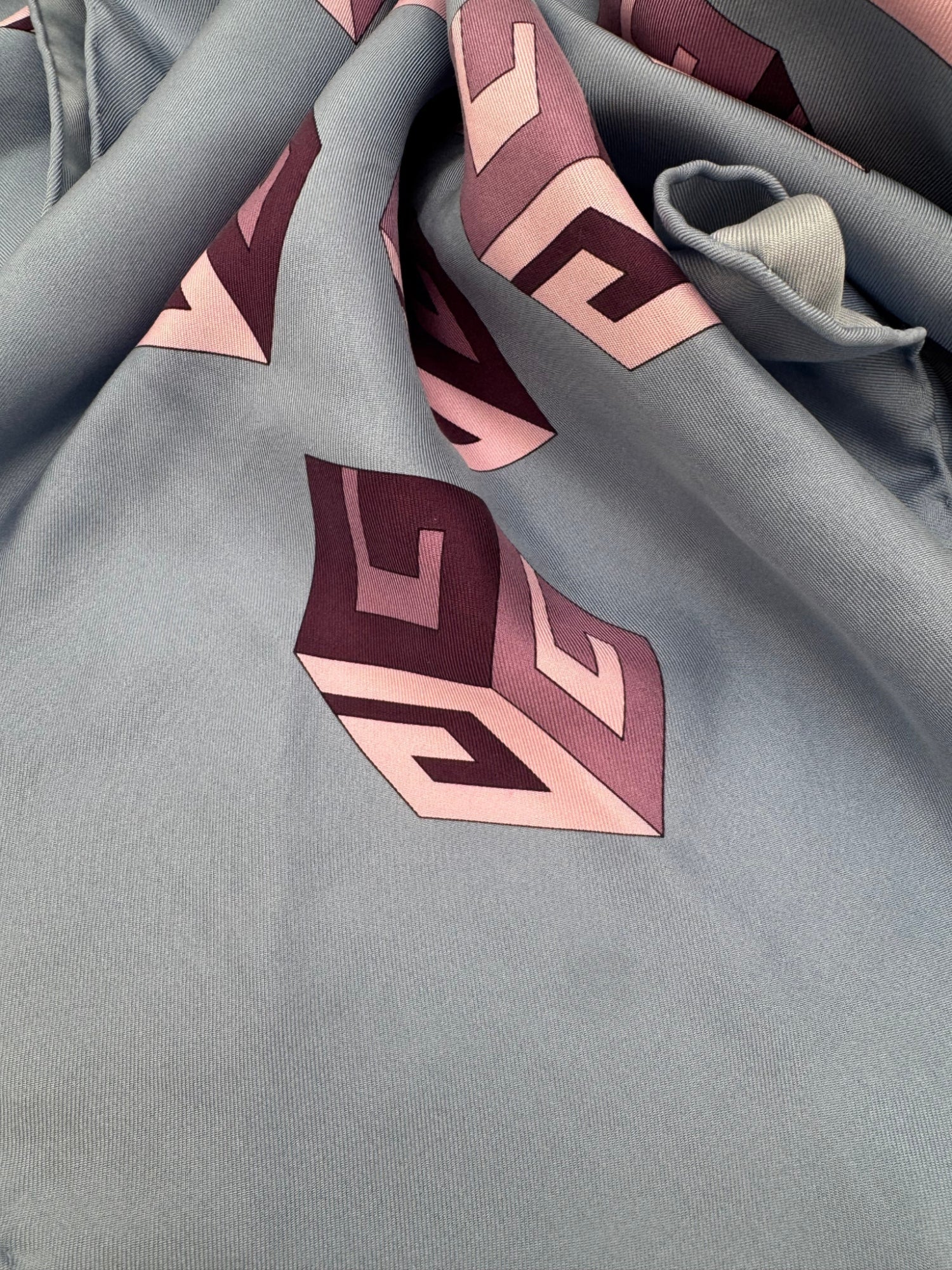 Pre - owned Gucci Silk Scarf - Isshooz