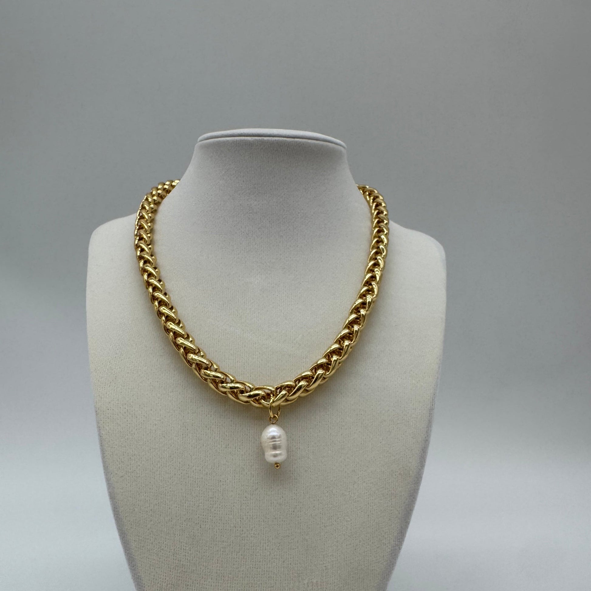 Pre - owned Rendor gold necklace w/pearl detail - Isshooz